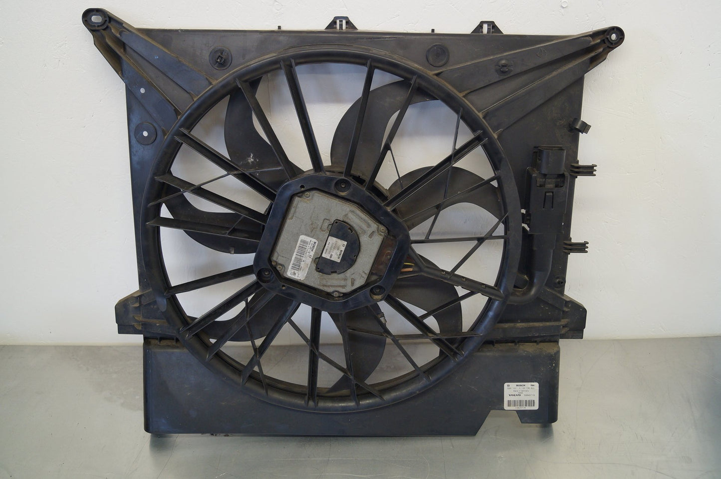 2003 - 2014 Volvo XC90   RADIATOR FAN & COWLING (A/C CAR) 3137229010 30645719 30665985