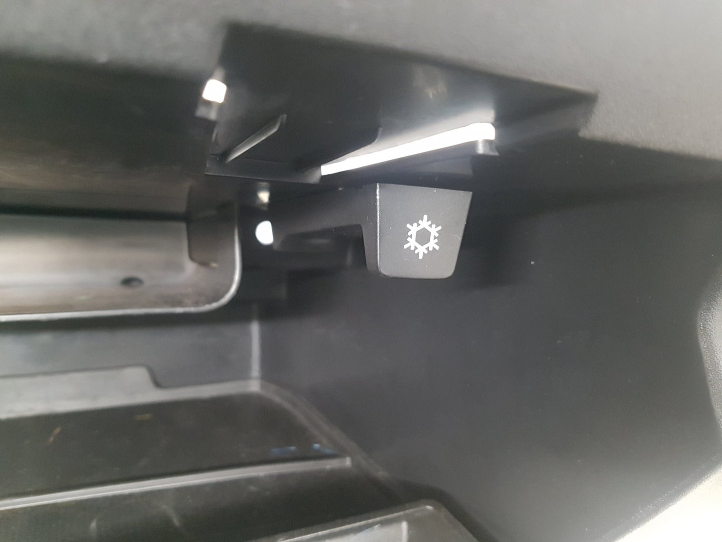 2012 - 2015 Volvo V40  Hatchback Glove Box 31393634