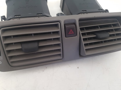 2005 Volvo V50  Estate AIR VENT (CENTRE FRONT)