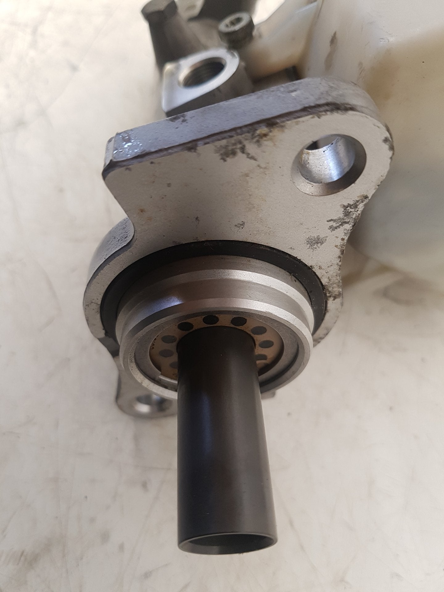 2007 Volvo V70  Estate BRAKE FLUID RESERVOIR AND MASTER CYLINDER 36002375