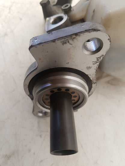2007 Volvo V70  Estate BRAKE FLUID RESERVOIR AND MASTER CYLINDER 36002375