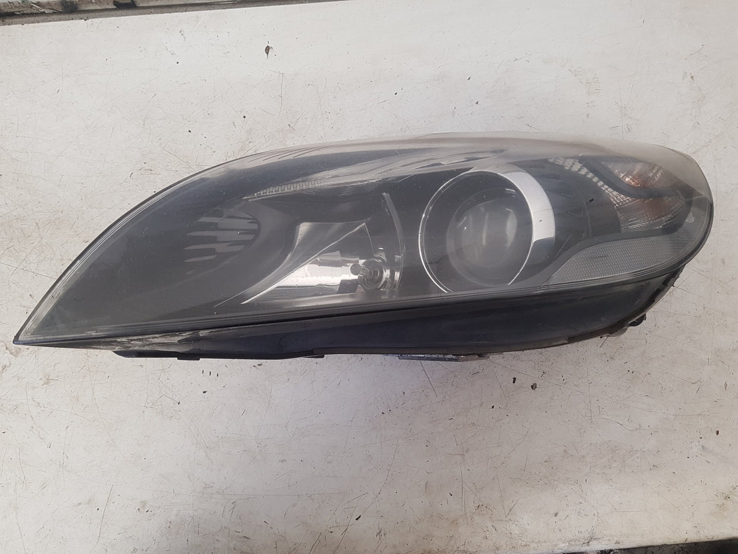 2013 - 2019 Volvo V40 III 525 Hatchback Passenger Headlight (Xenon)