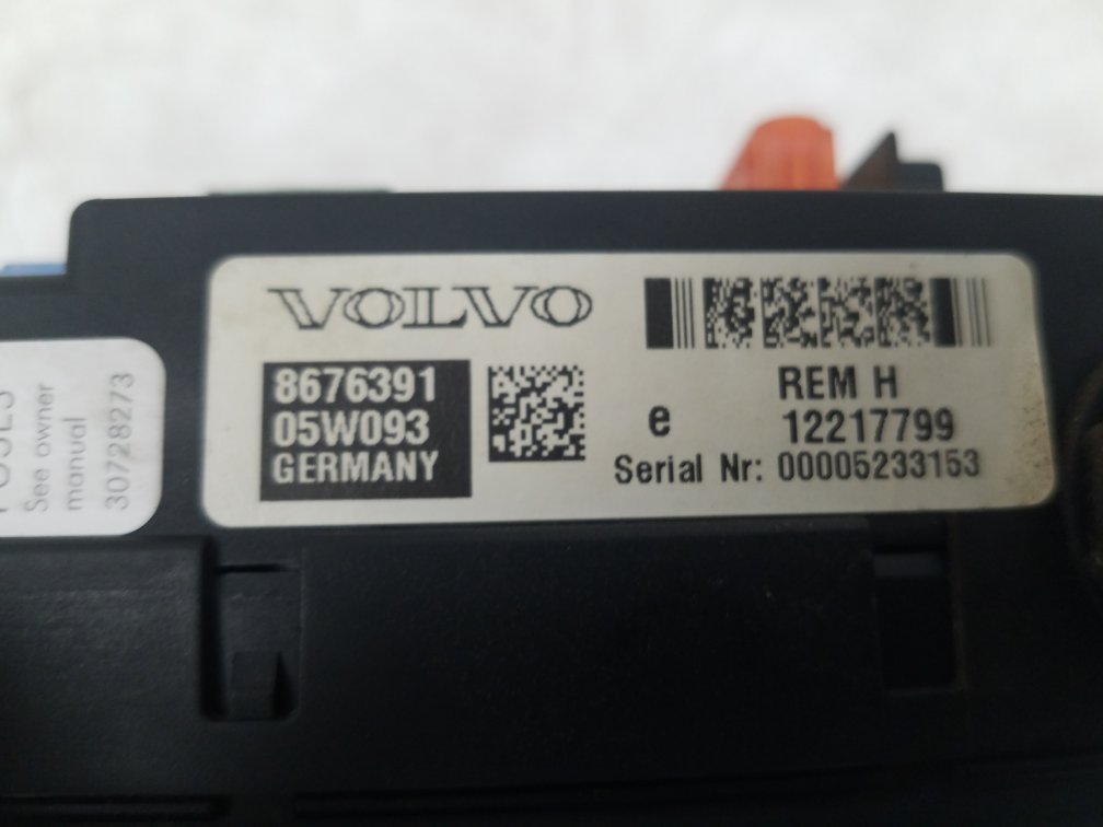 2004 - 2007 Volvo V70  Estate FUSE BOX (BODY ECU)(REAR ELECTRONIC MODULE) 8676391