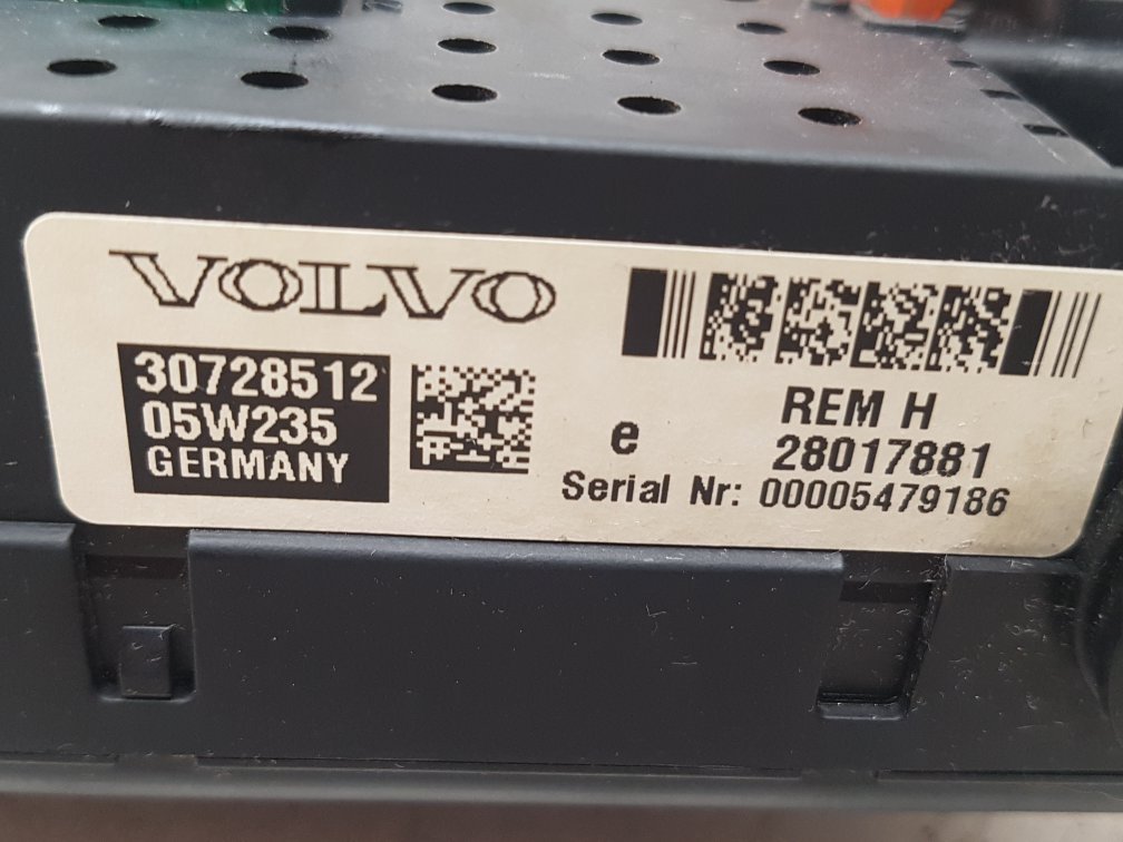 2002 - 2006 Volvo XC90  Estate FUSE BOX (BODY ECU)(REAR ELECTRONIC MODULE) 30728273