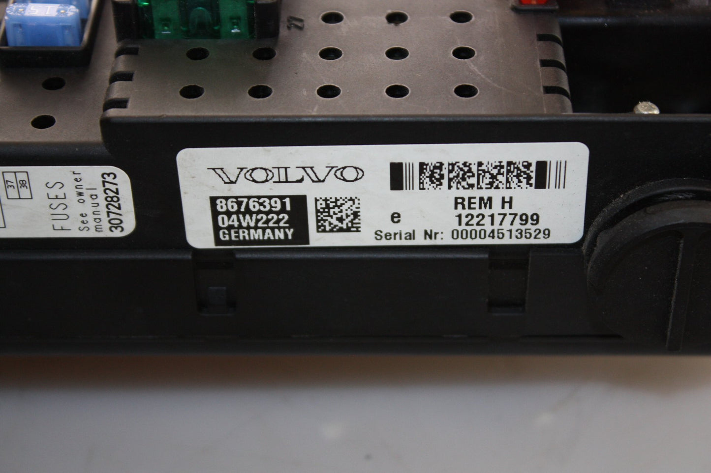 2004 Volvo XC90  Estate FUSE BOX (BODY ECU)(REAR ELECTRONIC MODULE) 8676391