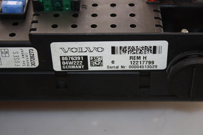 2004 Volvo XC90  Estate FUSE BOX (BODY ECU)(REAR ELECTRONIC MODULE) 8676391