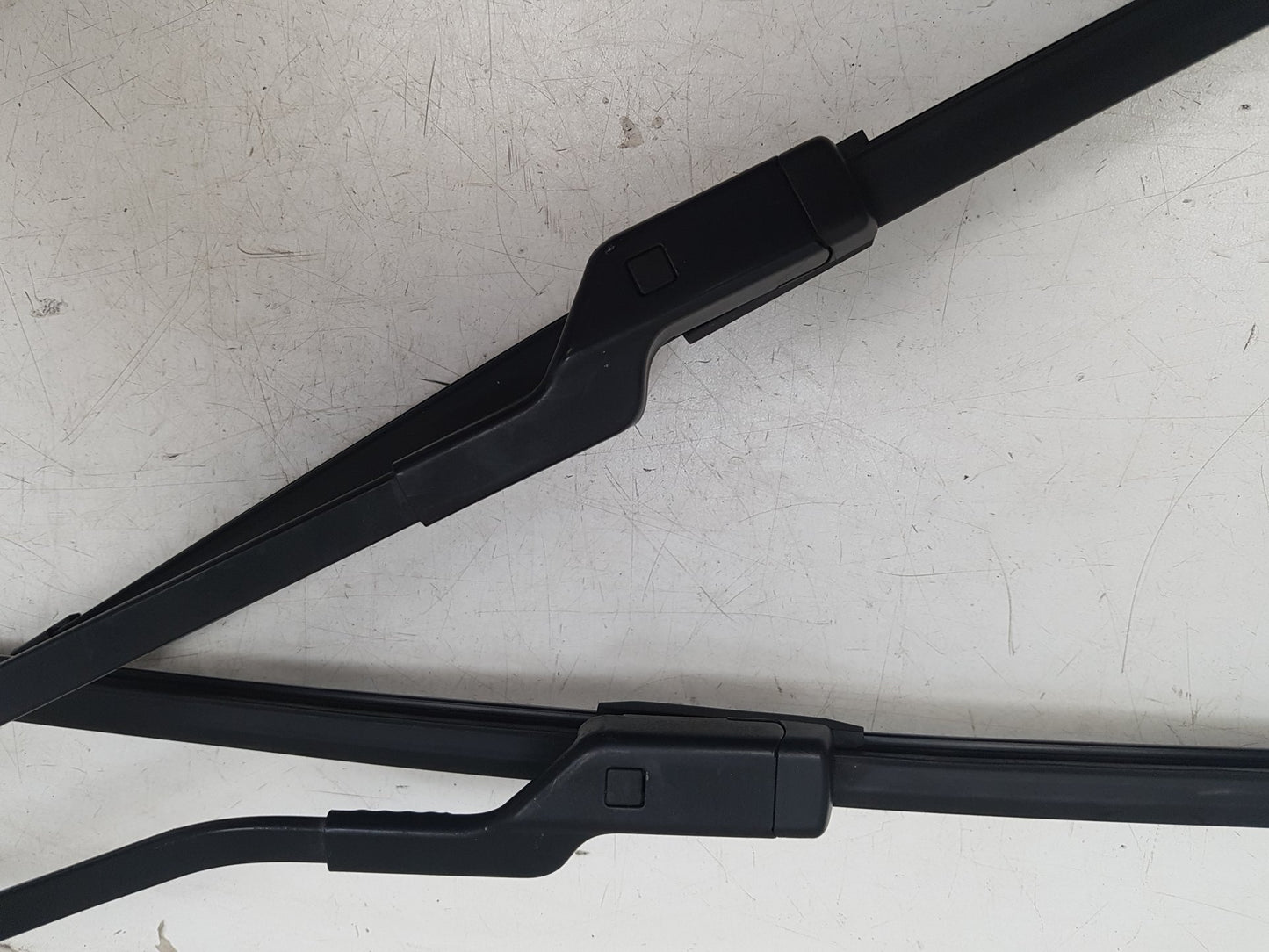 2013 - 2019 Volvo V40 III 525 Hatchback FRONT WIPER ARMS (PAIR) 31276063