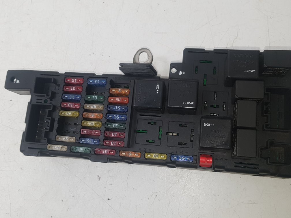 2003 - 2007 Volvo V70  Estate Engine Fuse Box 8645364
