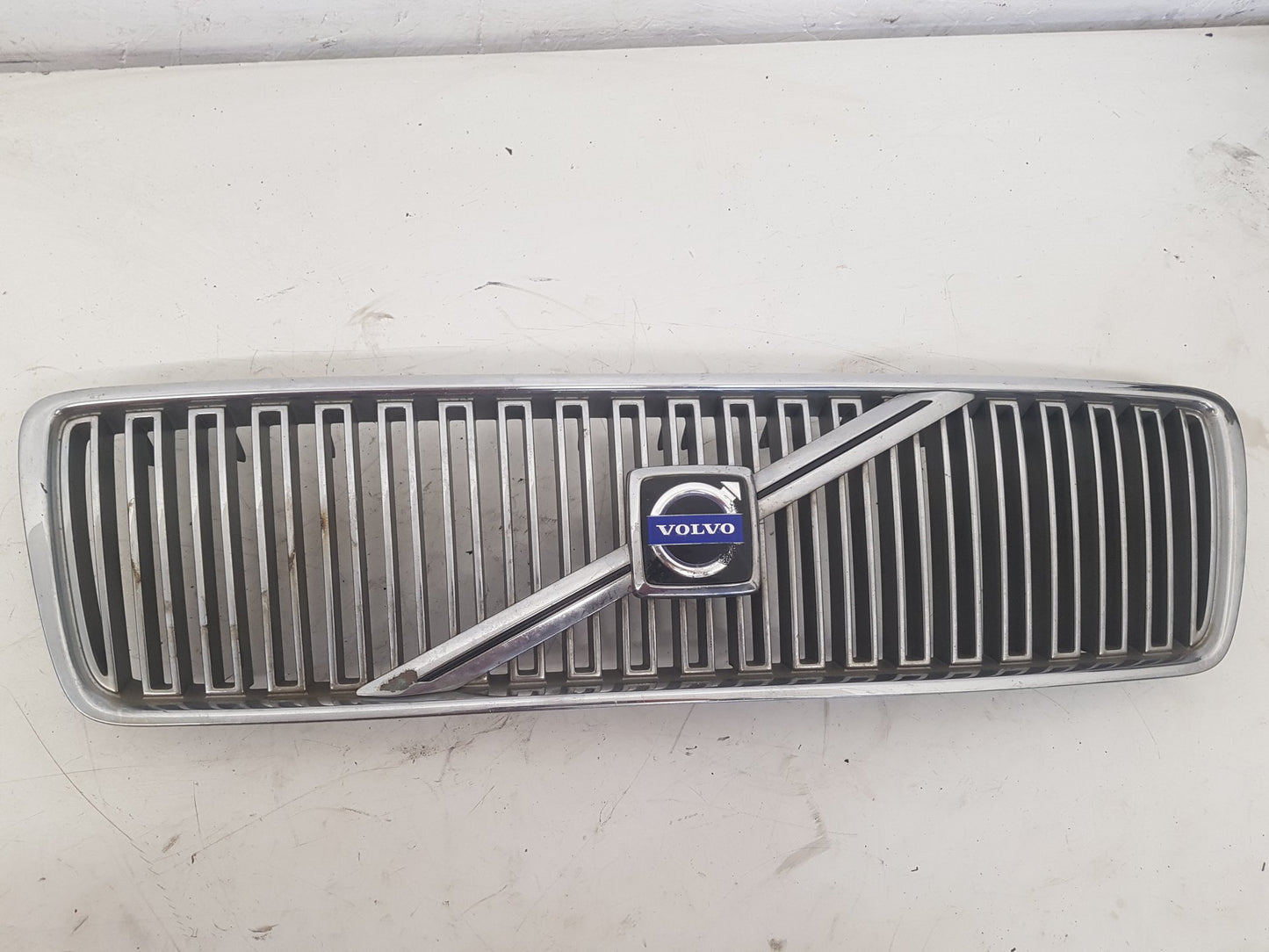 1998 - 2002 Volvo S80   FRONT GRILL 9484081